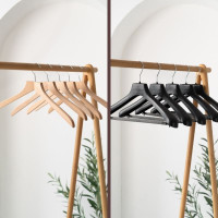 Dřevěná vs plastová ramínka: co je lepší pro běžný šatník