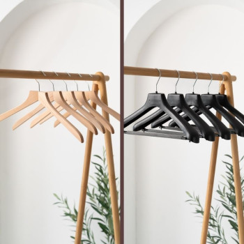 Dřevěná vs plastová ramínka: co je lepší pro běžný šatník
