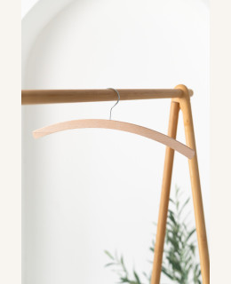 Dámské dřevěné ramínko D – na trička, halenky a šaty (42 cm)