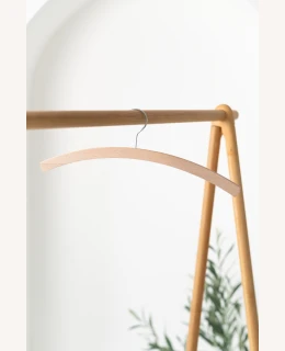 Dámské dřevěné ramínko D – na trička, halenky a šaty (42 cm)