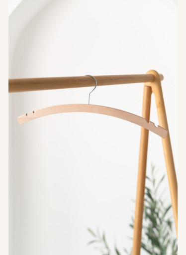 Dámské dřevěné ramínko D2Z – na trička, halenky, šaty na ramínka (42 cm)