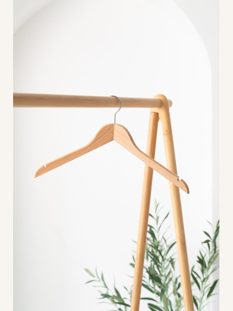 Dámské dřevěné ramínko DKZ – na saka, bundy, kabáty a košile (44 cm)