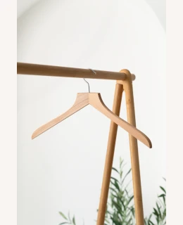 Dámské dřevěné ramínko DS – na saka, bundy, kabáty a košile (44 cm)