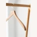 Dřevěné ramínko v přírodní barvě – detail ramene
