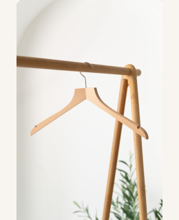 Dámské dřevěné ramínko DSZ – na saka, bundy, kabáty a šaty (44 cm)