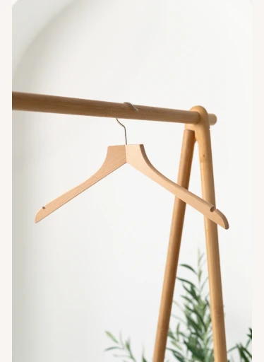 Dámské dřevěné ramínko DSZ – na saka, bundy, kabáty a šaty (44 cm)
