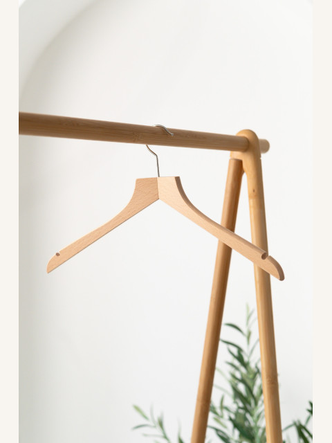 Dámské dřevěné ramínko DSZ – na saka, bundy, kabáty a šaty (44 cm)