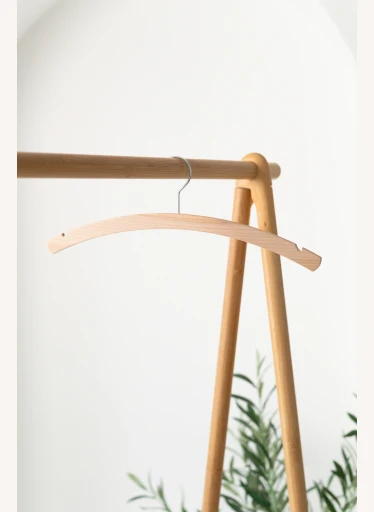 Dámské dřevěné ramínko DZ – na šaty a halenky (42 cm)