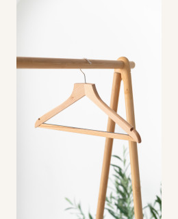 Luxusní dřevěné ramínko LUX – bukové s protiskluzem na saka, kabáty i kalhoty (44 cm)