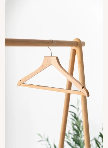 Luxusní dřevěné ramínko LUX – bukové s protiskluzem na saka, kabáty i kalhoty (44 cm)