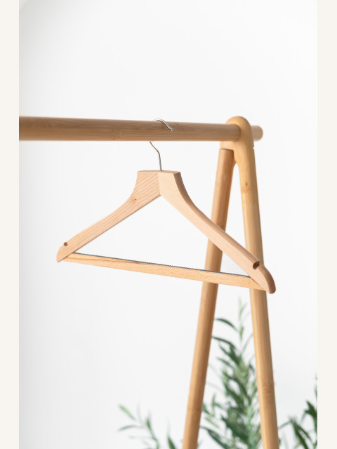 Luxusní dřevěné ramínko LUX – bukové s protiskluzem na saka, kabáty i kalhoty (44 cm)