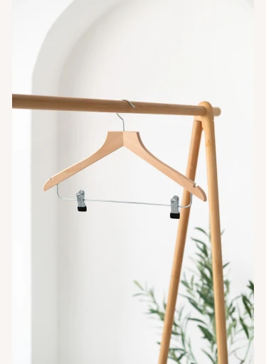 Luxusní dřevěné ramínko LUX-klips – na saka, kabáty, kalhoty i sukně (44 cm)