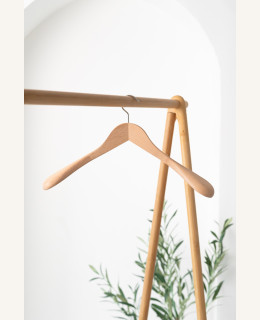 Masivní dřevěné ramínko MAS – na kabáty, saka a bundy (44 cm)