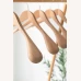 Masivní dřevěná ramínka v přírodní barvě – detail rozšířených ramen