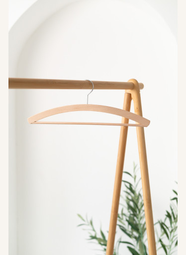 Pánské dřevěné ramínko P – s kalhotovou tyčí na košile, saka a kalhoty (42 cm)