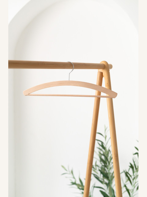 Pánské dřevěné ramínko P – s kalhotovou tyčí na košile, saka a kalhoty (42 cm)