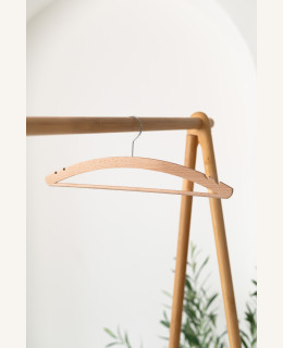 Pánské dřevěné ramínko P2Z – se zářezy a kalhotovou tyčí na košile, saka a kalhoty (42 cm)