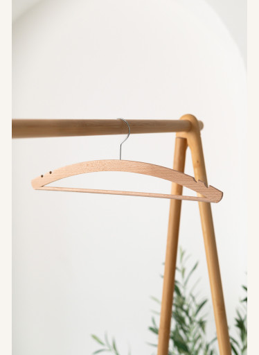 Pánské dřevěné ramínko P2Z – se zářezy a kalhotovou tyčí na košile, saka a kalhoty (42 cm)