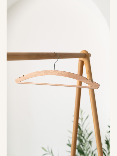 Pánské dřevěné ramínko P2Z – se zářezy a kalhotovou tyčí na košile, saka a kalhoty (42 cm)