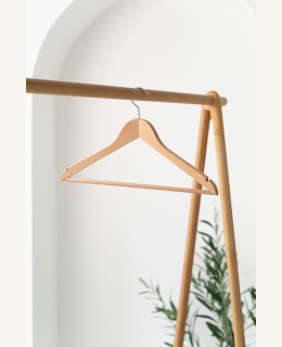 Pánské dřevěné ramínko PKZ – se zářezy a kalhotovou tyčí na saka, bundy a kalhoty (44 cm)