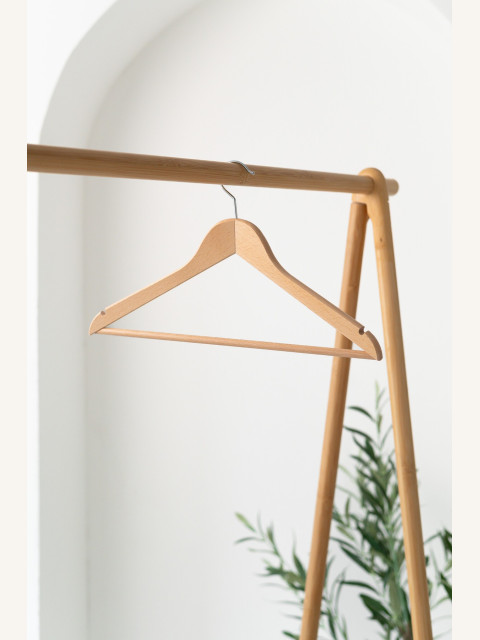 Pánské dřevěné ramínko PKZ – se zářezy a kalhotovou tyčí na saka, bundy a kalhoty (44 cm)