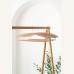 Dřevěná ramínka v přírodní barvě s kalhotovou tyčí na stojanu