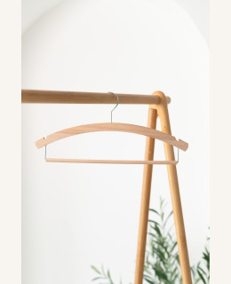 Pánské dřevěné ramínko PLZ – na košile, trička, saka a kalhoty (42 cm)