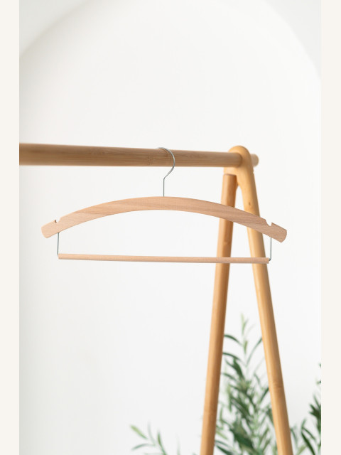 Pánské dřevěné ramínko PLZ – na košile, trička, saka a kalhoty (42 cm)