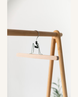 Dřevěné ramínko SP-L – lakovaný skřipec na kalhoty a sukně (25–40 cm)