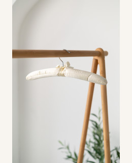 Saténové šatní ramínko SAT – na halenky a šaty (38 cm)