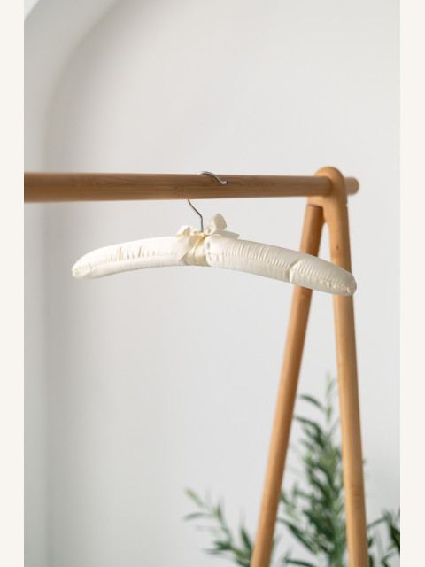 Saténové šatní ramínko SAT – na halenky a šaty (38 cm)