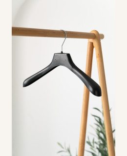 Plastové ramínko AN – na saka, bundy a kabáty (36–48 cm)