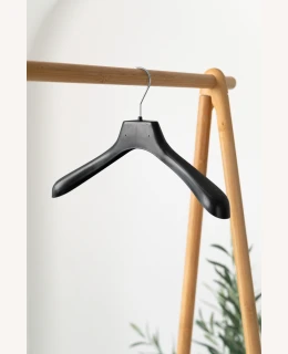 Plastové ramínko AN – na saka, bundy a kabáty (36–48 cm)