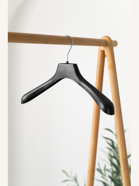 Plastové ramínko AN – na saka, bundy a kabáty (36–48 cm)