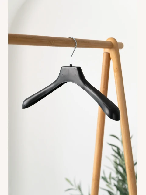Plastové ramínko AN – na saka, bundy a kabáty (36–48 cm)