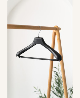 Plastové ramínko AN s příčkou – na saka, kalhoty a sukně (38–48 cm)