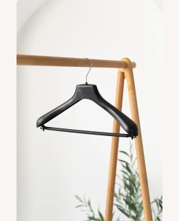 Plastové ramínko AN s příčkou – na saka, kalhoty a sukně (38–48 cm)