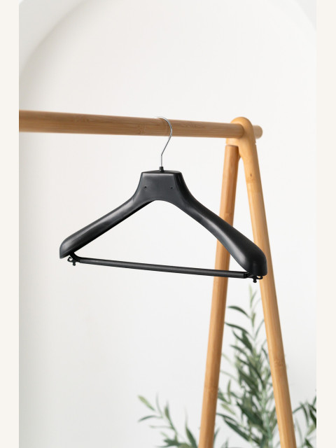 Plastové ramínko AN s příčkou – na saka, kalhoty a sukně (38–48 cm)