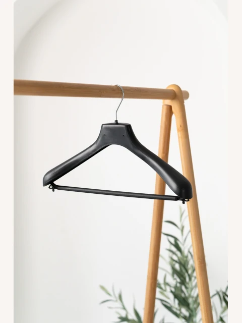Plastové ramínko AN s příčkou – na saka, kalhoty a sukně (38–48 cm)