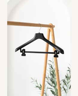 Plastové ramínko AN s příčkou a klipy – na saka, kalhoty i sukně (45 cm)