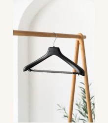 Plastové ramínko AN s molitanovou příčkou – na saka, kalhoty a sukně (42 cm)