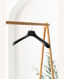 Plastové ramínko CM – na saka, kabáty a bundy (42–48 cm)