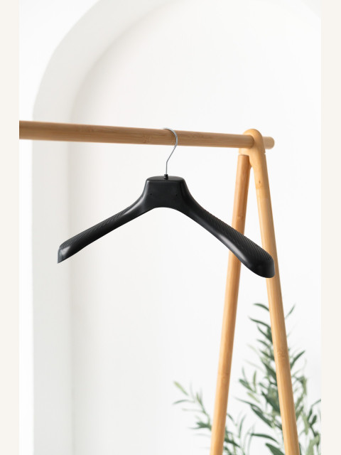 Plastové ramínko CM – na saka, kabáty a bundy (42–48 cm)