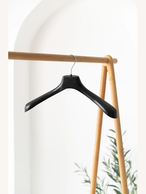 Plastové ramínko CM – na saka, kabáty a bundy (42–48 cm)