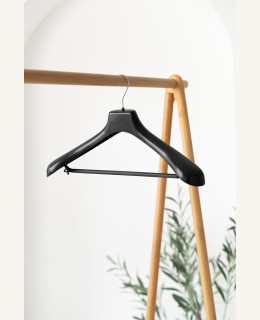 Plastové ramínko CM s příčkou – na saka, obleky, kalhoty a sukně (42–48 cm)