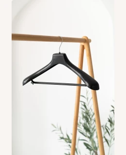 Plastové ramínko CM s příčkou – na saka, obleky, kalhoty a sukně (42–48 cm)