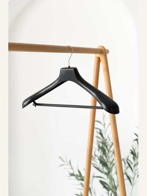 Plastové ramínko CM s příčkou – na saka, obleky, kalhoty a sukně (42–48 cm)