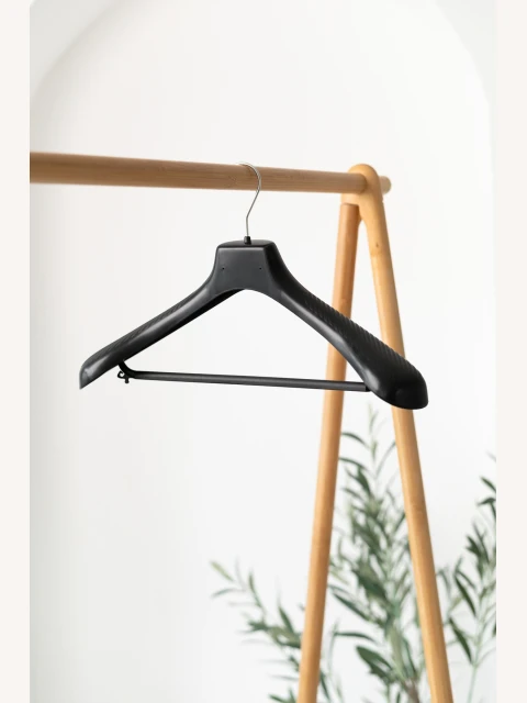 Plastové ramínko CM s příčkou – na saka, obleky, kalhoty a sukně (42–48 cm)