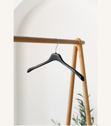 Plastové ramínko F1 se zářezy – na trička, košile a šaty na ramínka (42–45 cm)