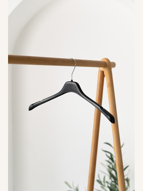 Plastové ramínko F1 se zářezy – na trička, košile a šaty na ramínka (42–45 cm)